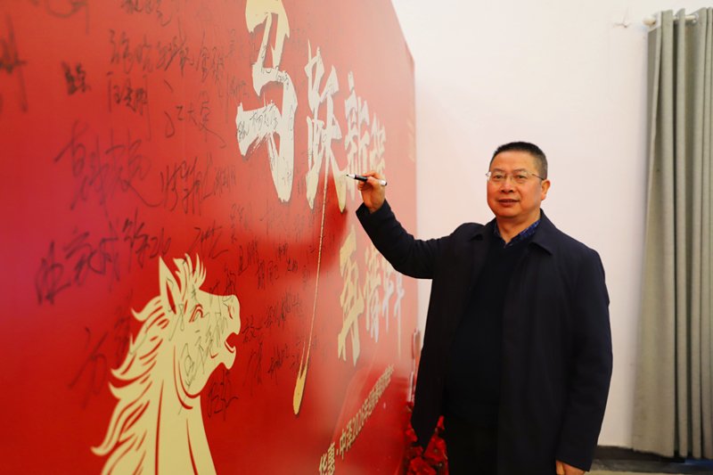 在暖意融融中